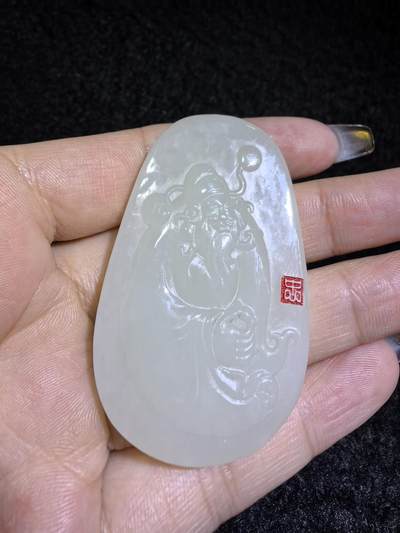 新疆和田白玉财神牌吊坠挂件男女款。玉质细腻，油润老熟，尺寸：5.4cm*3.4cm*1.8cm克重：30.8g
