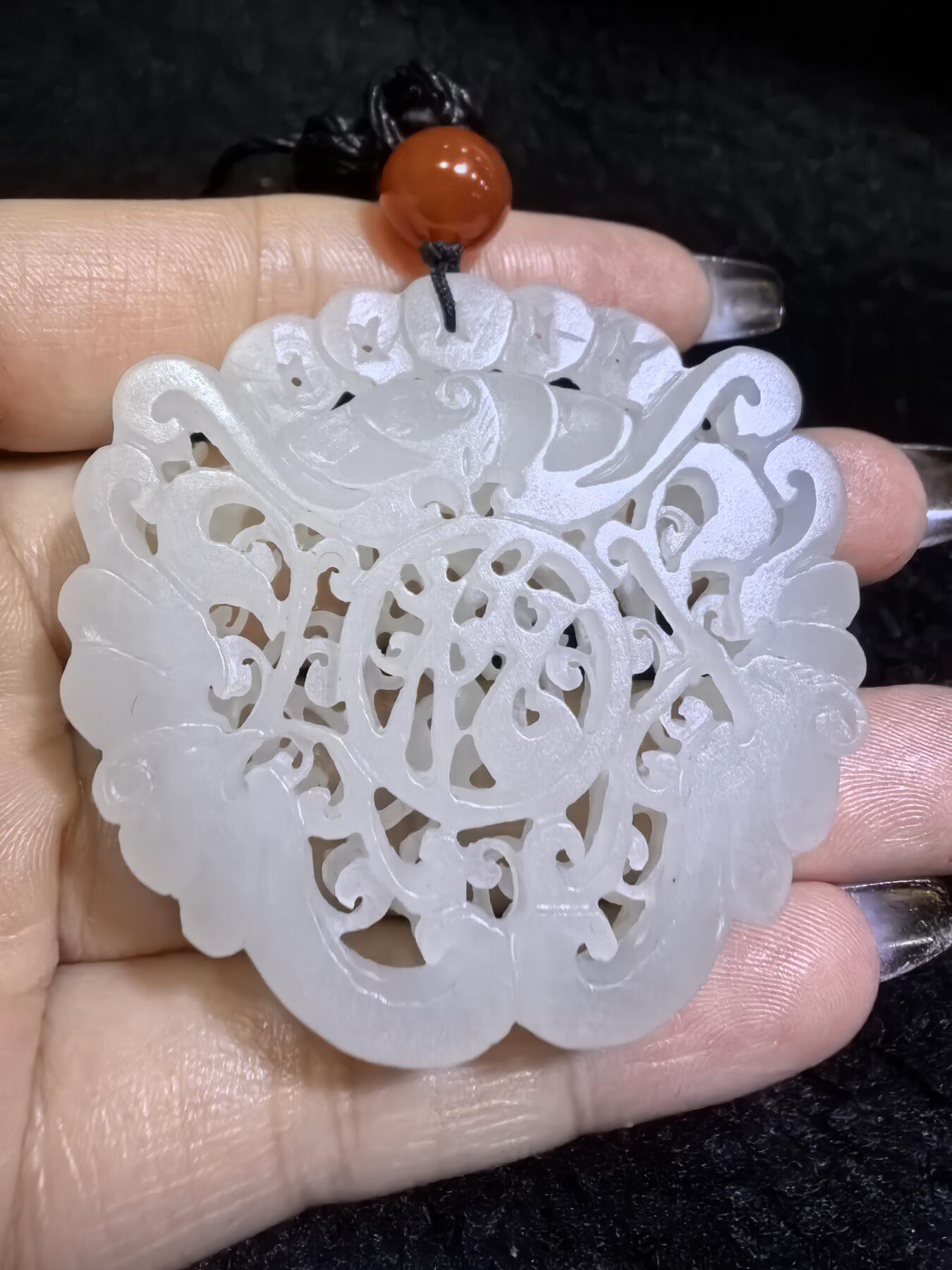 和田玉一级白双面镂空雕刻福在眼前吊坠挂件男女款，双面镂空精雕细刻，老料！尺寸:48mm*50mm*10mm克重:31g