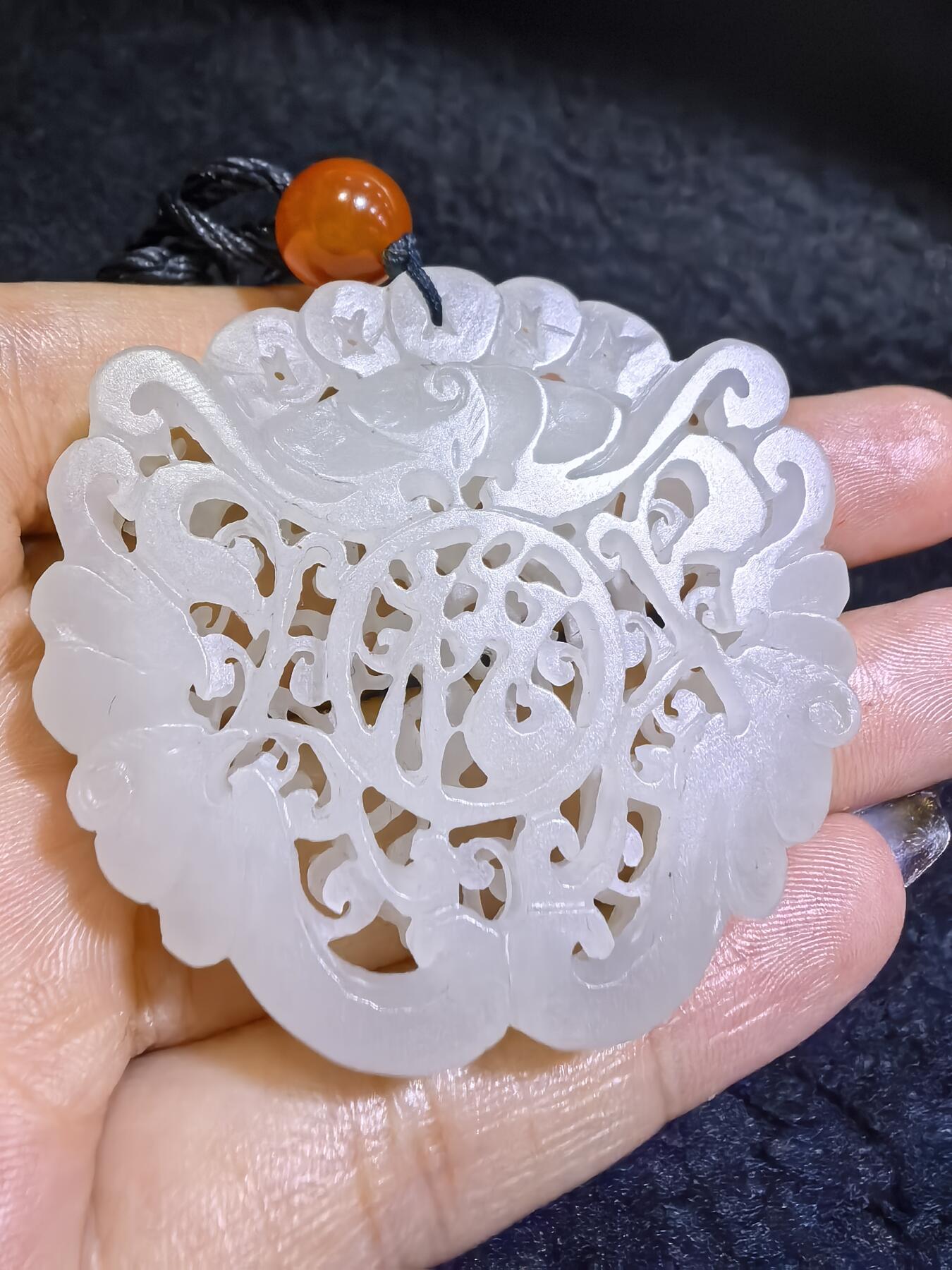 和田玉一级白双面镂空雕刻福在眼前吊坠挂件男女款，双面镂空精雕细刻，老料！尺寸:48mm*50mm*10mm克重:31g