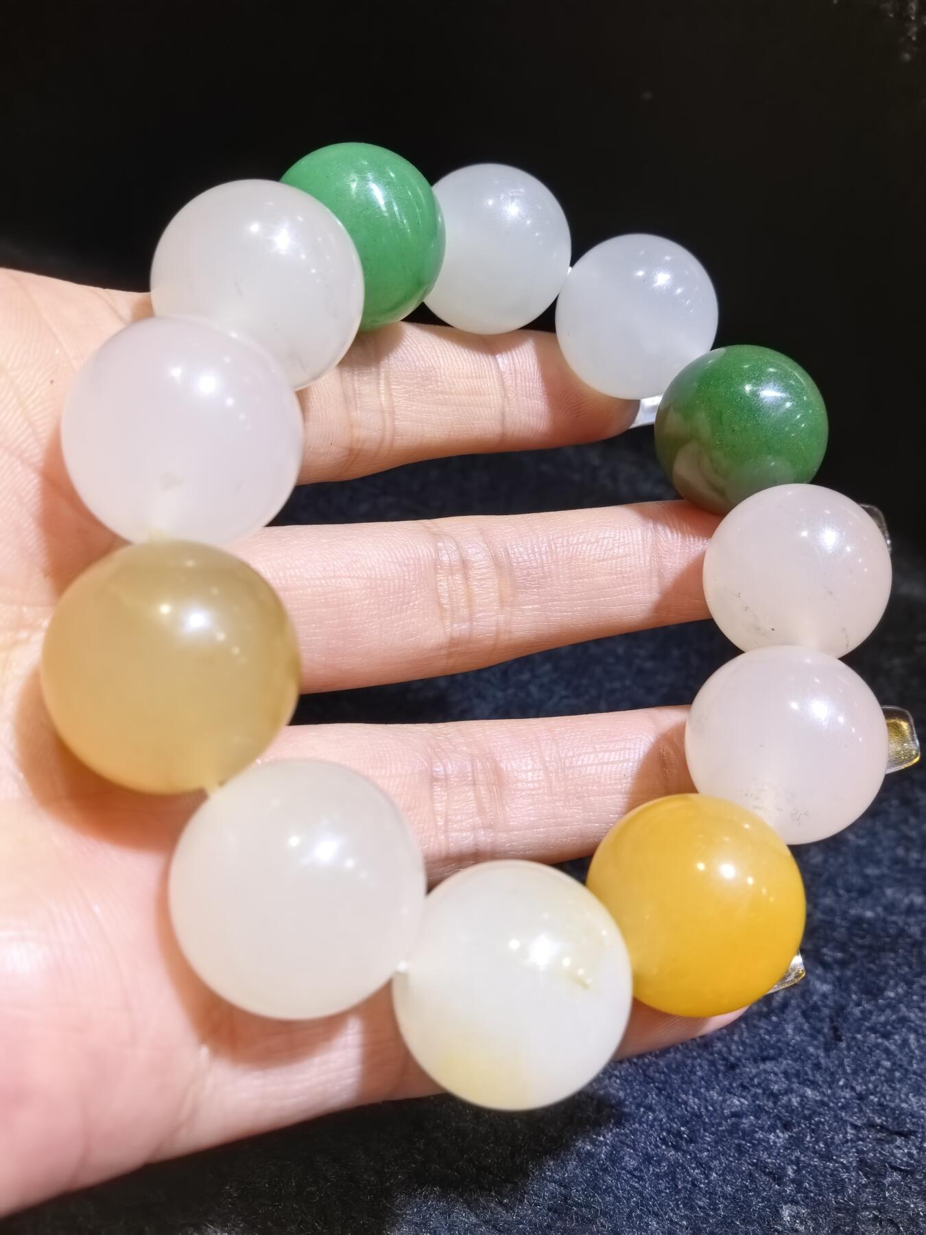 金丝玉多宝手串佛珠男款，尺寸1.8cm，色彩漂亮干净清爽，个别珠子内部可见天然石纹棉絮矿点。