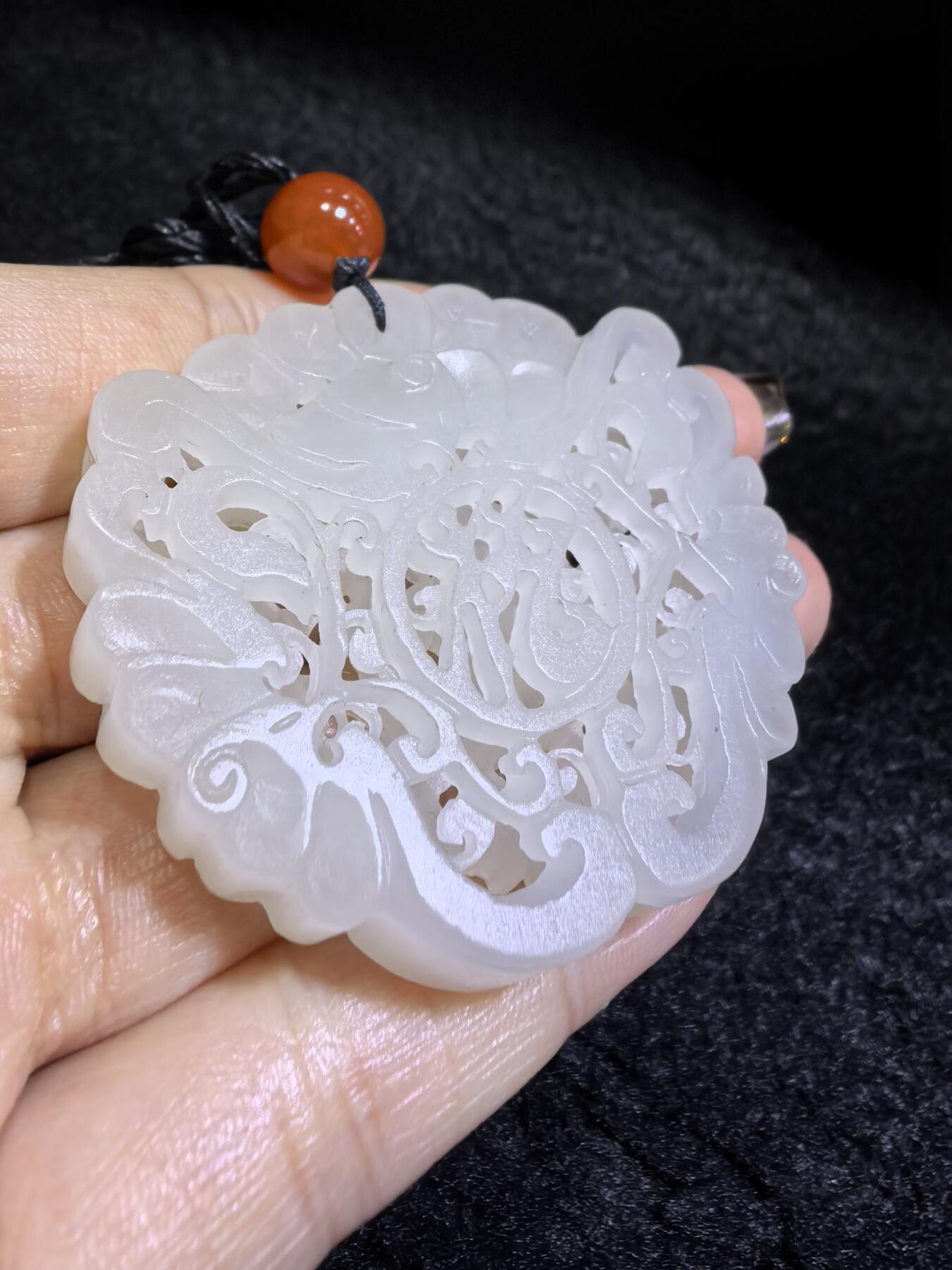 和田玉一级白双面镂空雕刻福在眼前吊坠挂件男女款，双面镂空精雕细刻，老料！尺寸:48mm*50mm*10mm克重:31g