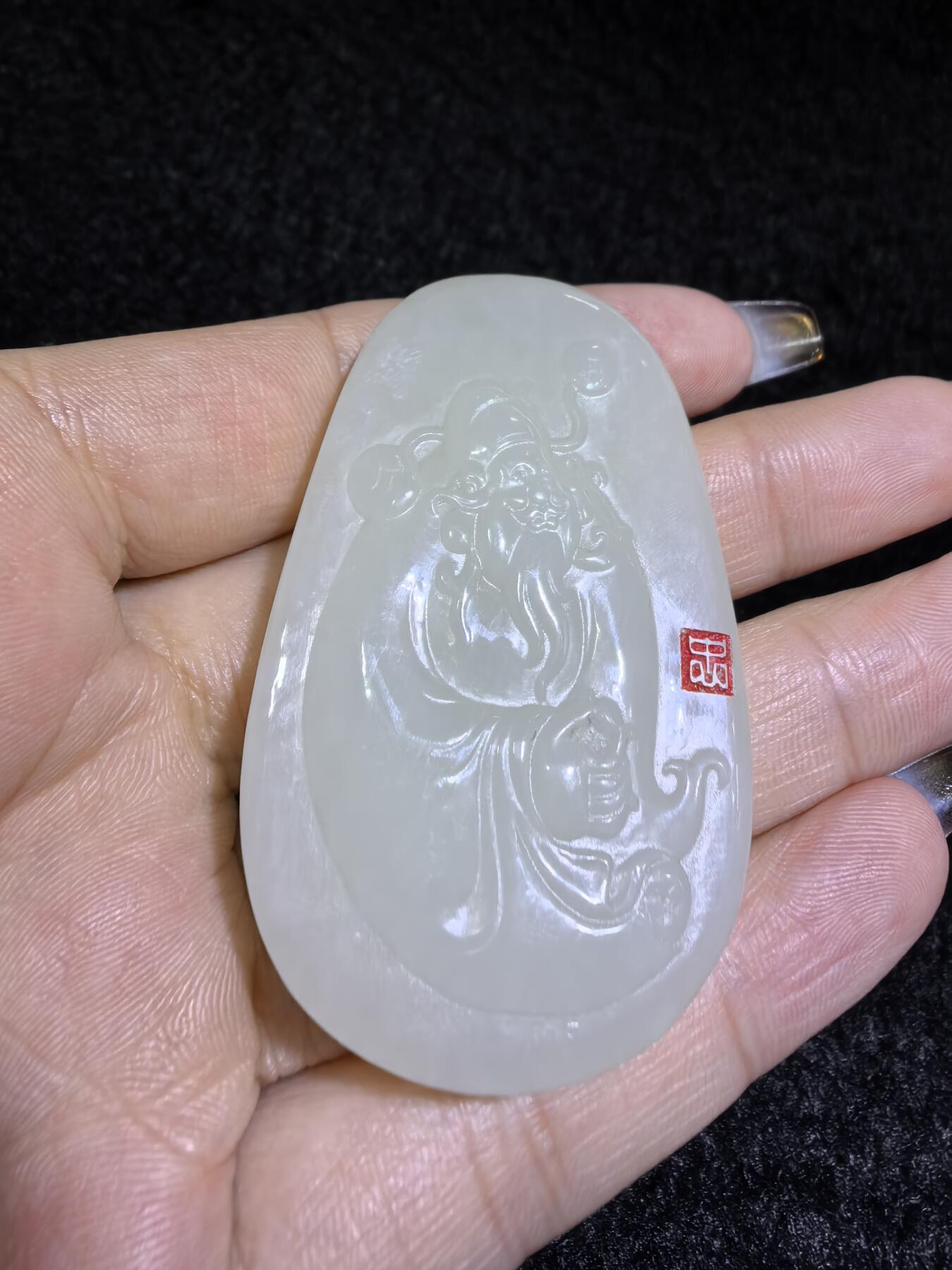 新疆和田白玉财神牌吊坠挂件男女款。玉质细腻，油润老熟，尺寸：5.4cm*3.4cm*1.8cm克重：30.8g