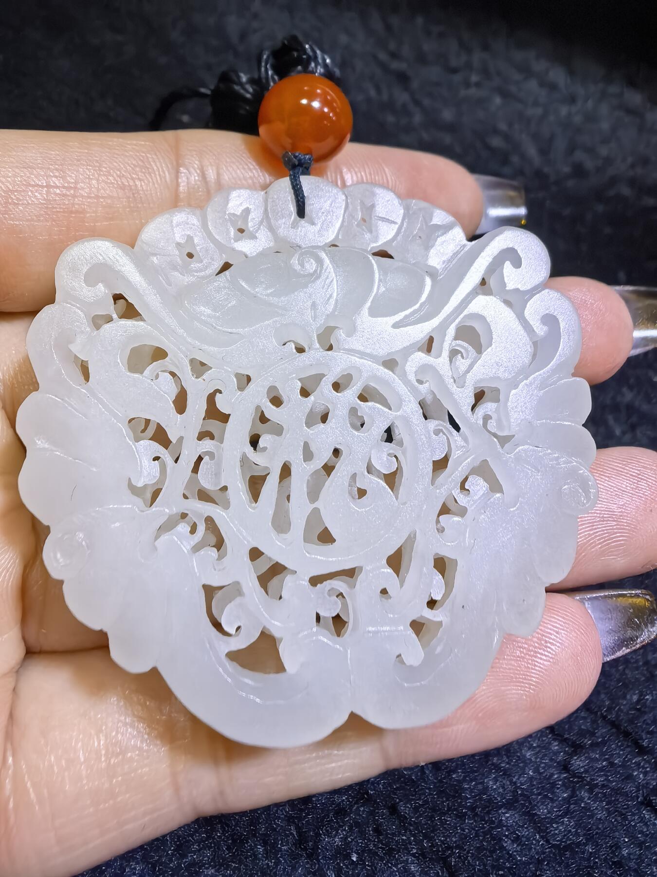 和田玉一级白双面镂空雕刻福在眼前吊坠挂件男女款，双面镂空精雕细刻，老料！尺寸:48mm*50mm*10mm克重:31g