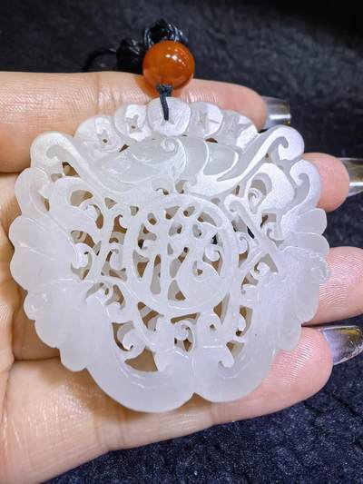 和田玉一级白双面镂空雕刻福在眼前吊坠挂件男女款，双面镂空精雕细刻，老料！尺寸:48mm*50mm*10mm克重:31g