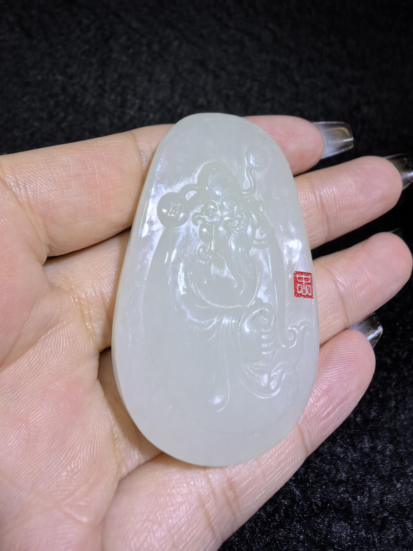 新疆和田白玉财神牌吊坠挂件男女款。玉质细腻，油润老熟，尺寸：5.4cm*3.4cm*1.8cm克重：30.8g