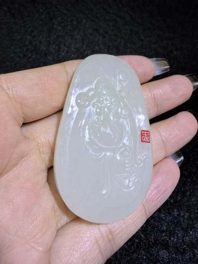 新疆和田白玉财神牌吊坠挂件男女款。玉质细腻，油润老熟，尺寸：5.4cm*3.4cm*1.8cm克重：30.8g