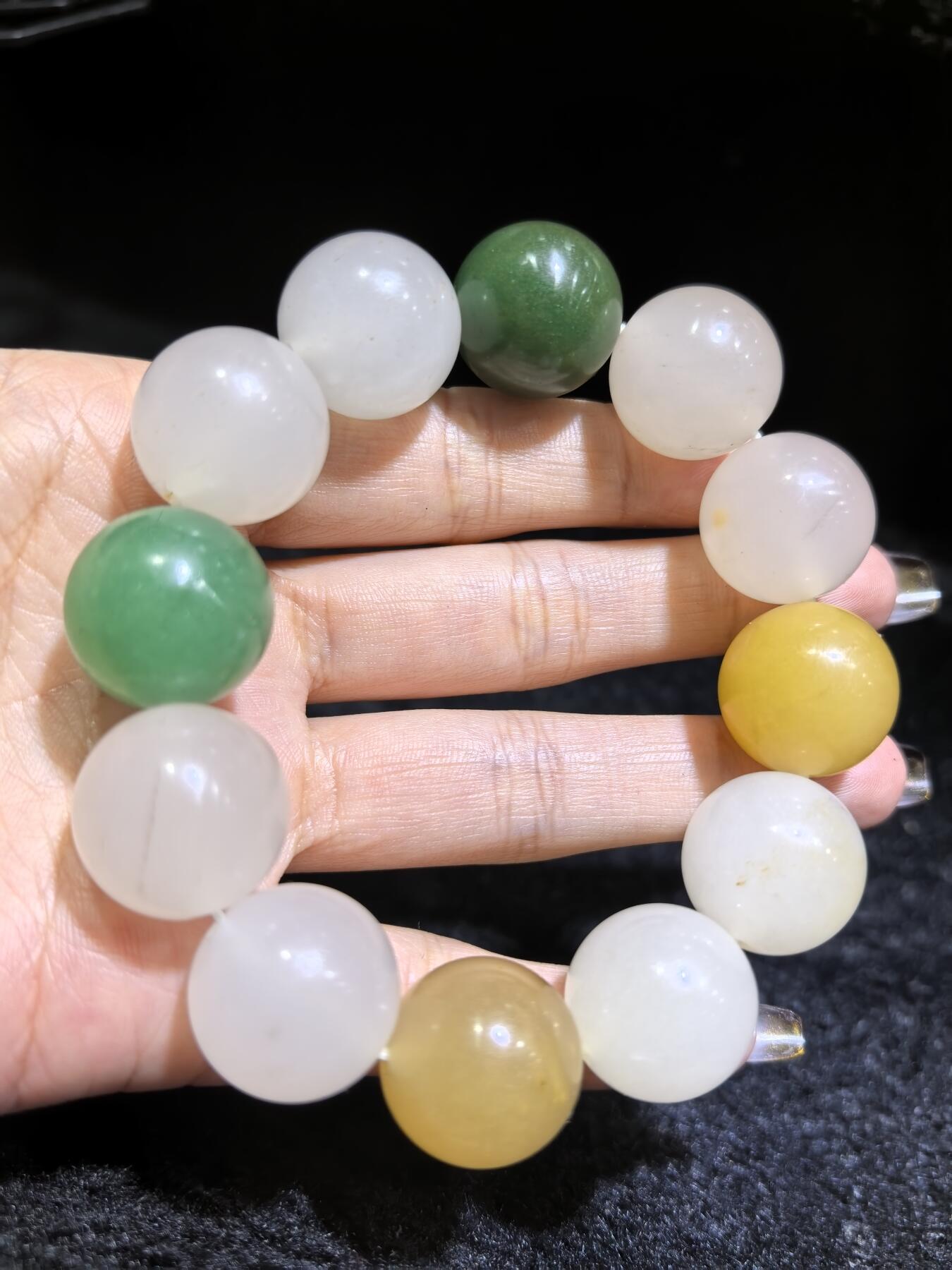 金丝玉多宝手串佛珠男款，尺寸1.8cm，色彩漂亮干净清爽，个别珠子内部可见天然石纹棉絮矿点。