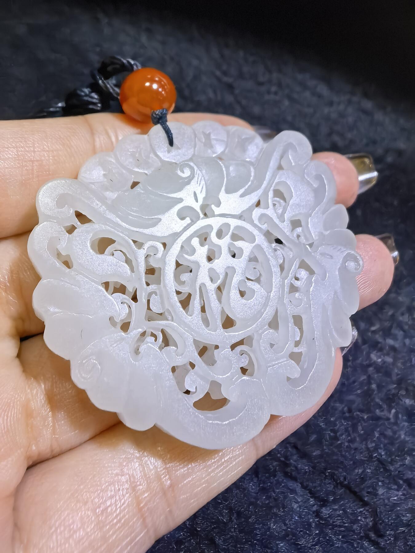 和田玉一级白双面镂空雕刻福在眼前吊坠挂件男女款，双面镂空精雕细刻，老料！尺寸:48mm*50mm*10mm克重:31g