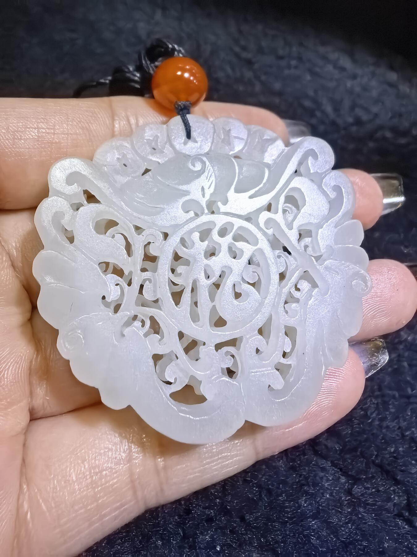 和田玉一级白双面镂空雕刻福在眼前吊坠挂件男女款，双面镂空精雕细刻，老料！尺寸:48mm*50mm*10mm克重:31g