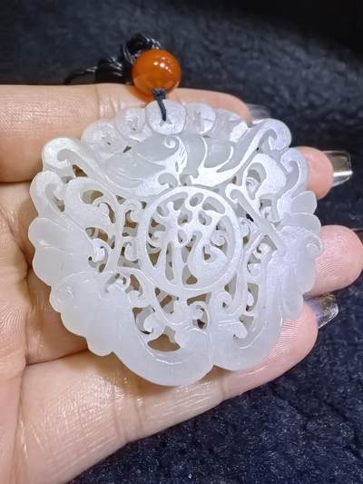 和田玉一级白双面镂空雕刻福在眼前吊坠挂件男女款，双面镂空精雕细刻，老料！尺寸:48mm*50mm*10mm克重:31g