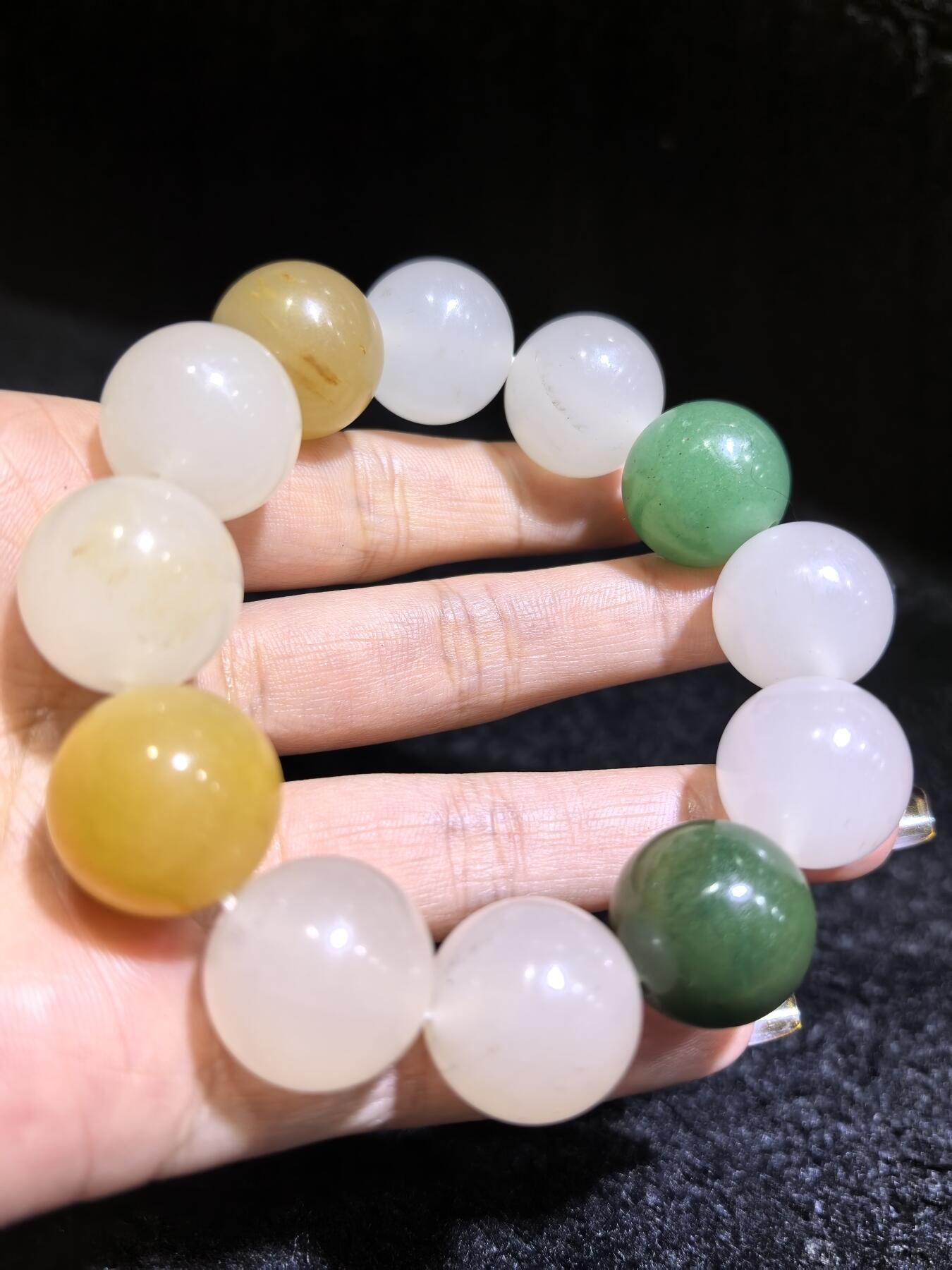 金丝玉多宝手串佛珠男款，尺寸1.8cm，色彩漂亮干净清爽，个别珠子内部可见天然石纹棉絮矿点。