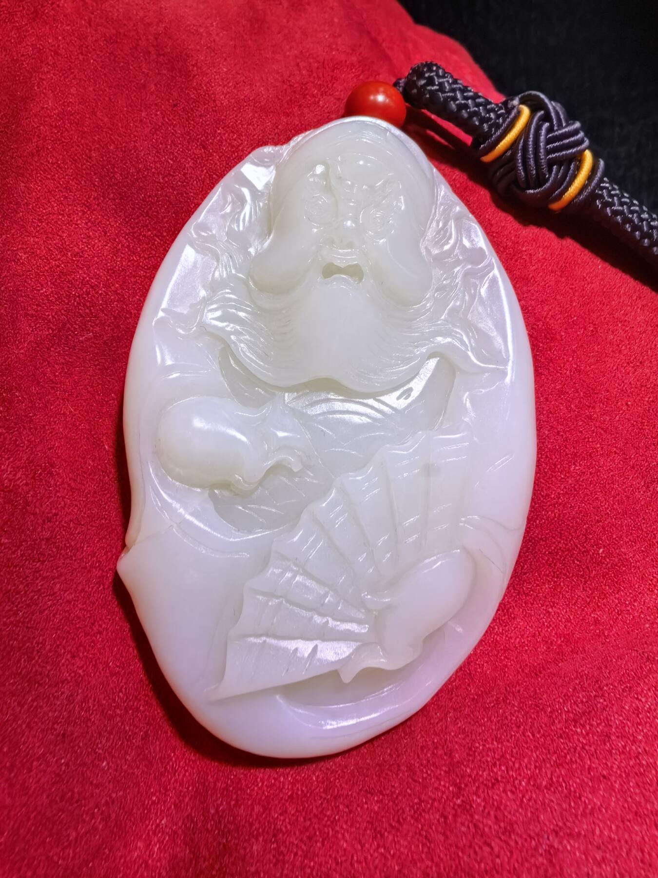 和田玉手把件男款钟馗散福，老油膏料。脂粉十足，背部一处天然水线非裂不断光，精雕细刻，油糯细腻。尺寸:80mm*53mm*20mm。克重:126.2