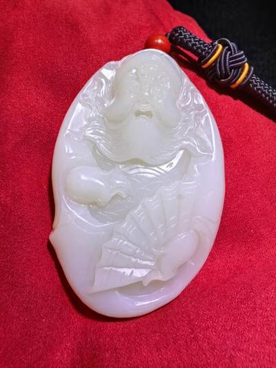 和田玉手把件男款钟馗散福，老油膏料。脂粉十足，背部一处天然水线非裂不断光，精雕细刻，油糯细腻。尺寸:80mm*53mm*20mm。克重:126.2