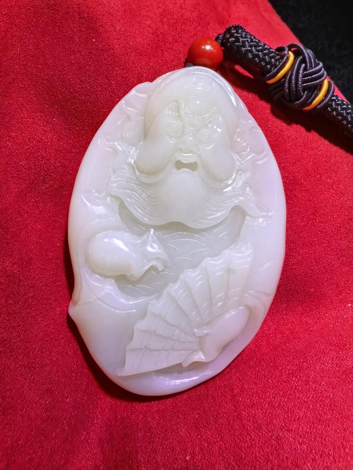 和田玉手把件男款钟馗散福，老油膏料。脂粉十足，背部一处天然水线非裂不断光，精雕细刻，油糯细腻。尺寸:80mm*53mm*20mm。克重:126.2