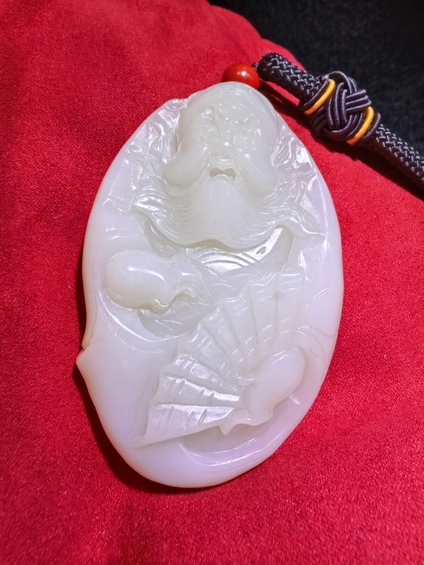 和田玉手把件男款钟馗散福，老油膏料。脂粉十足，背部一处天然水线非裂不断光，精雕细刻，油糯细腻。尺寸:80mm*53mm*20mm。克重:126.2