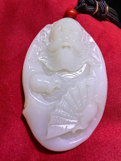 和田玉手把件男款钟馗散福，老油膏料。脂粉十足，背部一处天然水线非裂不断光，精雕细刻，油糯细腻。尺寸:80mm*53mm*20mm。克重:126.2