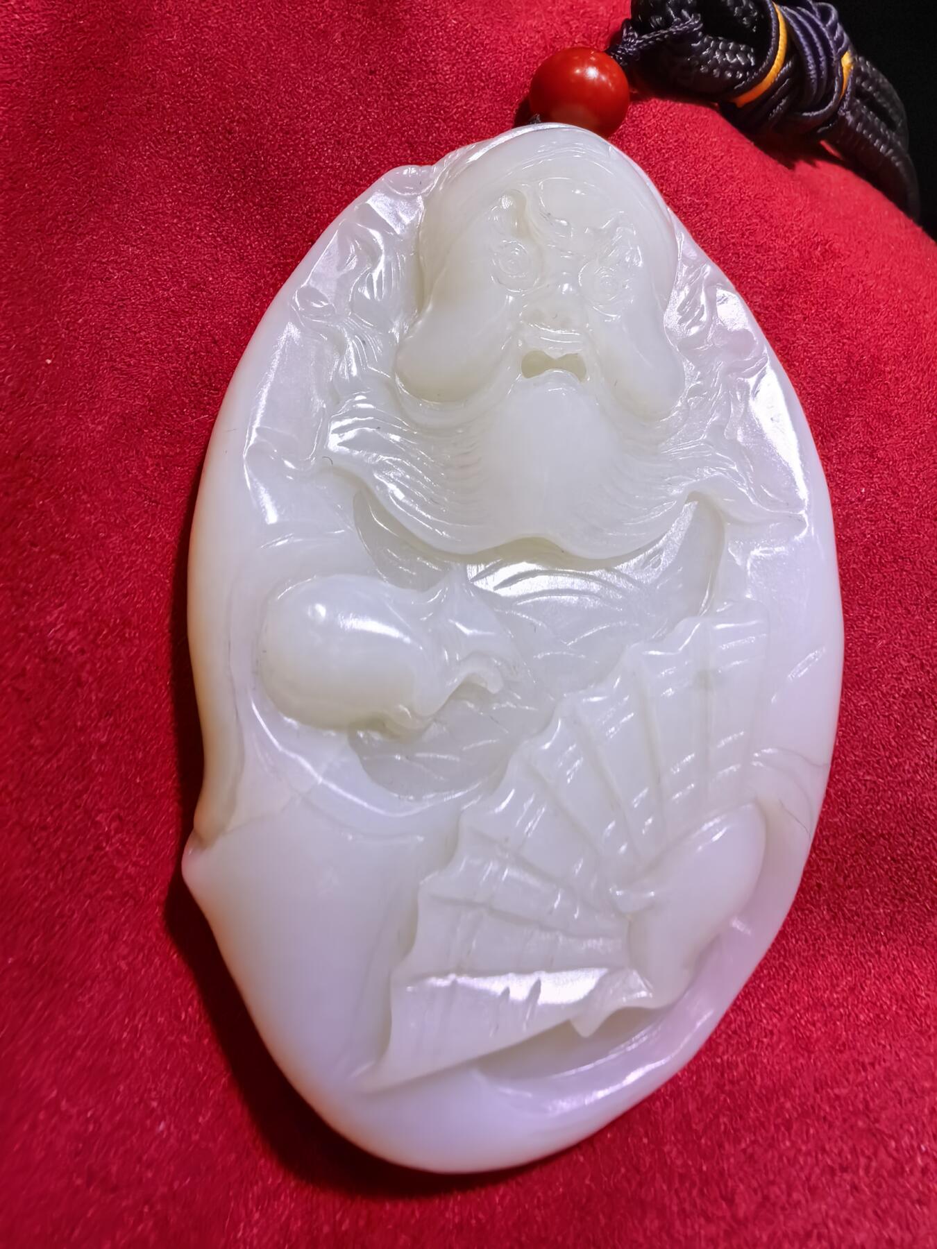 和田玉手把件男款钟馗散福，老油膏料。脂粉十足，背部一处天然水线非裂不断光，精雕细刻，油糯细腻。尺寸:80mm*53mm*20mm。克重:126.2