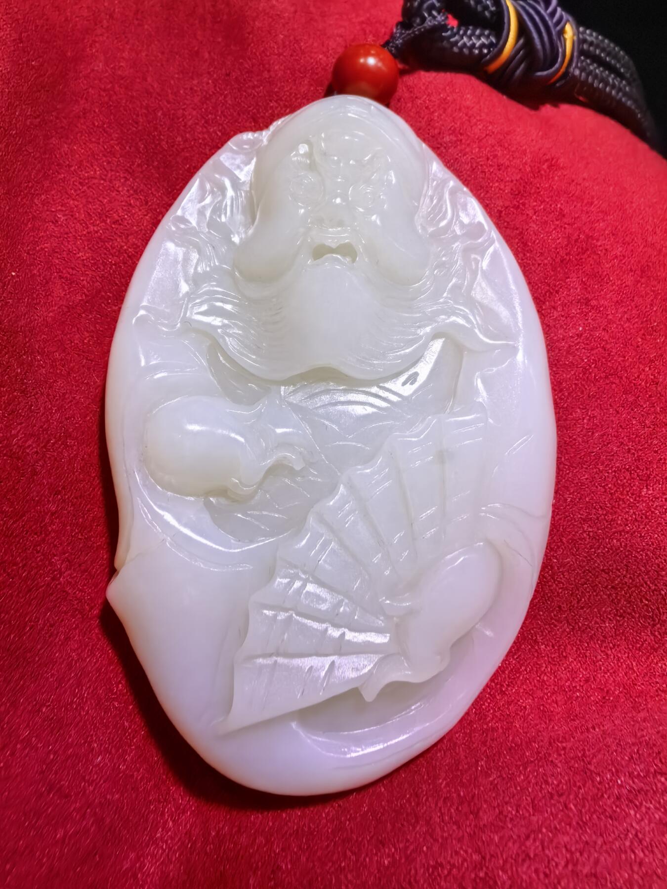 和田玉手把件男款钟馗散福，老油膏料。脂粉十足，背部一处天然水线非裂不断光，精雕细刻，油糯细腻。尺寸:80mm*53mm*20mm。克重:126.2