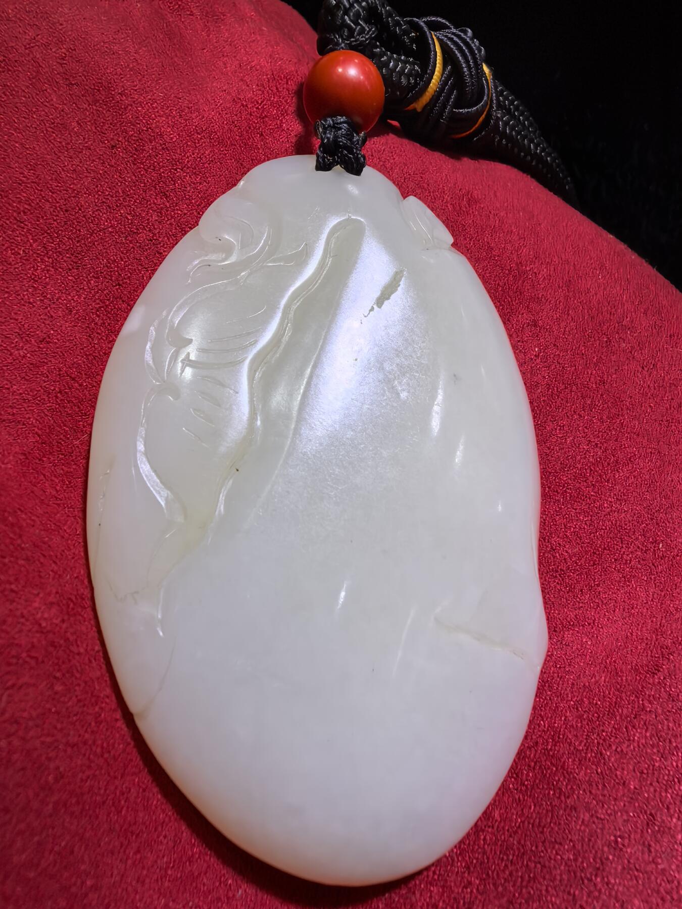 和田玉手把件男款钟馗散福，老油膏料。脂粉十足，背部一处天然水线非裂不断光，精雕细刻，油糯细腻。尺寸:80mm*53mm*20mm。克重:126.2