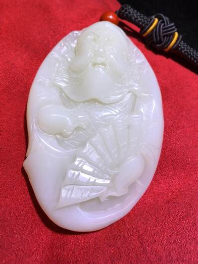 和田玉手把件男款钟馗散福，老油膏料。脂粉十足，背部一处天然水线非裂不断光，精雕细刻，油糯细腻。尺寸:80mm*53mm*20mm。克重:126.2