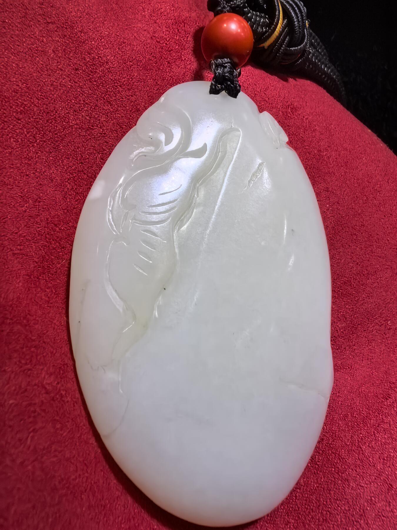 和田玉手把件男款钟馗散福，老油膏料。脂粉十足，背部一处天然水线非裂不断光，精雕细刻，油糯细腻。尺寸:80mm*53mm*20mm。克重:126.2