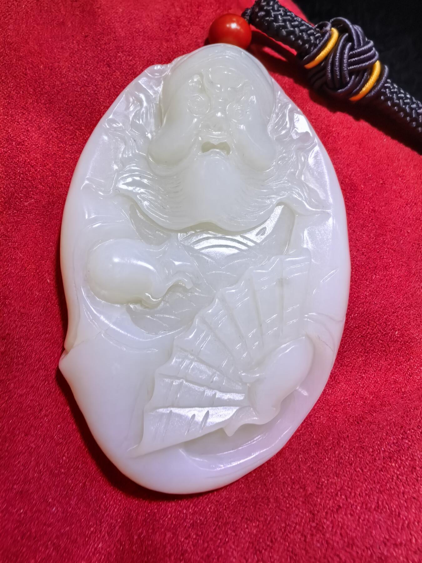 和田玉手把件男款钟馗散福，老油膏料。脂粉十足，背部一处天然水线非裂不断光，精雕细刻，油糯细腻。尺寸:80mm*53mm*20mm。克重:126.2