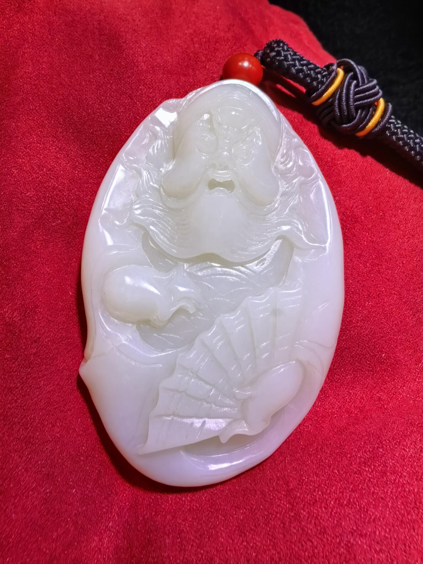 和田玉手把件男款钟馗散福，老油膏料。脂粉十足，背部一处天然水线非裂不断光，精雕细刻，油糯细腻。尺寸:80mm*53mm*20mm。克重:126.2