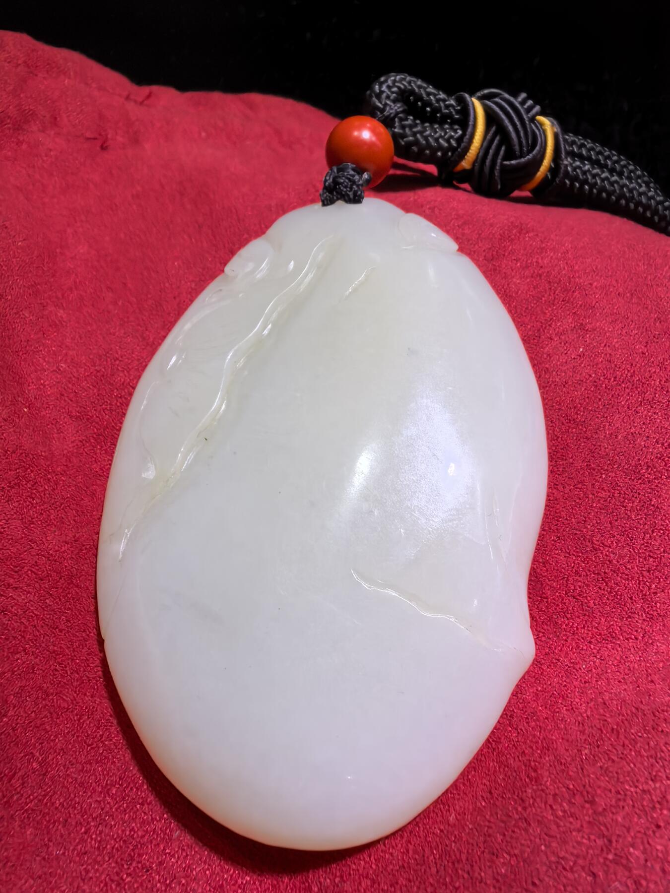 和田玉手把件男款钟馗散福，老油膏料。脂粉十足，背部一处天然水线非裂不断光，精雕细刻，油糯细腻。尺寸:80mm*53mm*20mm。克重:126.2