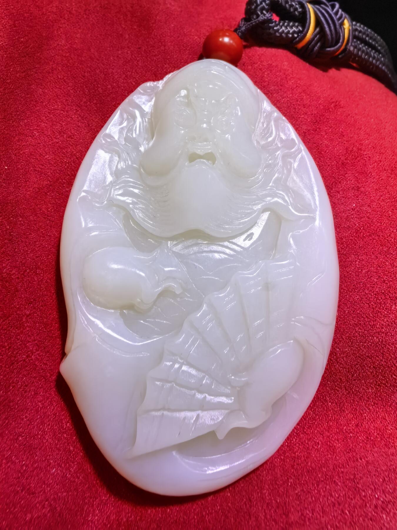 和田玉手把件男款钟馗散福，老油膏料。脂粉十足，背部一处天然水线非裂不断光，精雕细刻，油糯细腻。尺寸:80mm*53mm*20mm。克重:126.2