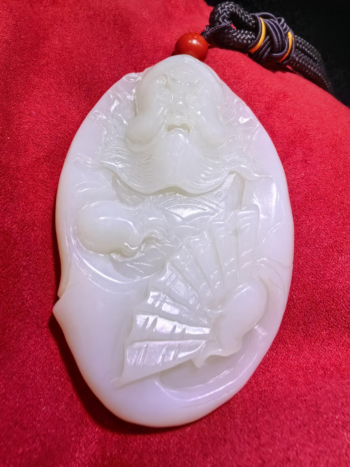 和田玉手把件男款钟馗散福，老油膏料。脂粉十足，背部一处天然水线非裂不断光，精雕细刻，油糯细腻。尺寸:80mm*53mm*20mm。克重:126.2