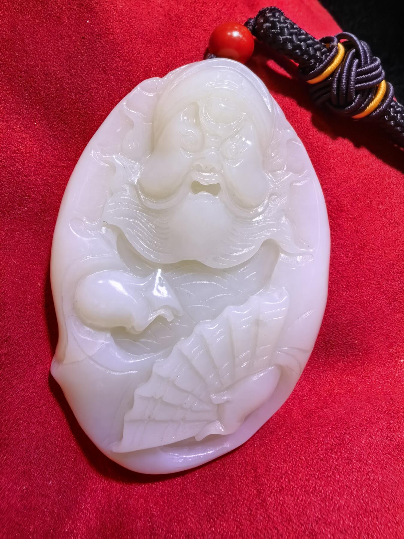 和田玉手把件男款钟馗散福，老油膏料。脂粉十足，背部一处天然水线非裂不断光，精雕细刻，油糯细腻。尺寸:80mm*53mm*20mm。克重:126.2
