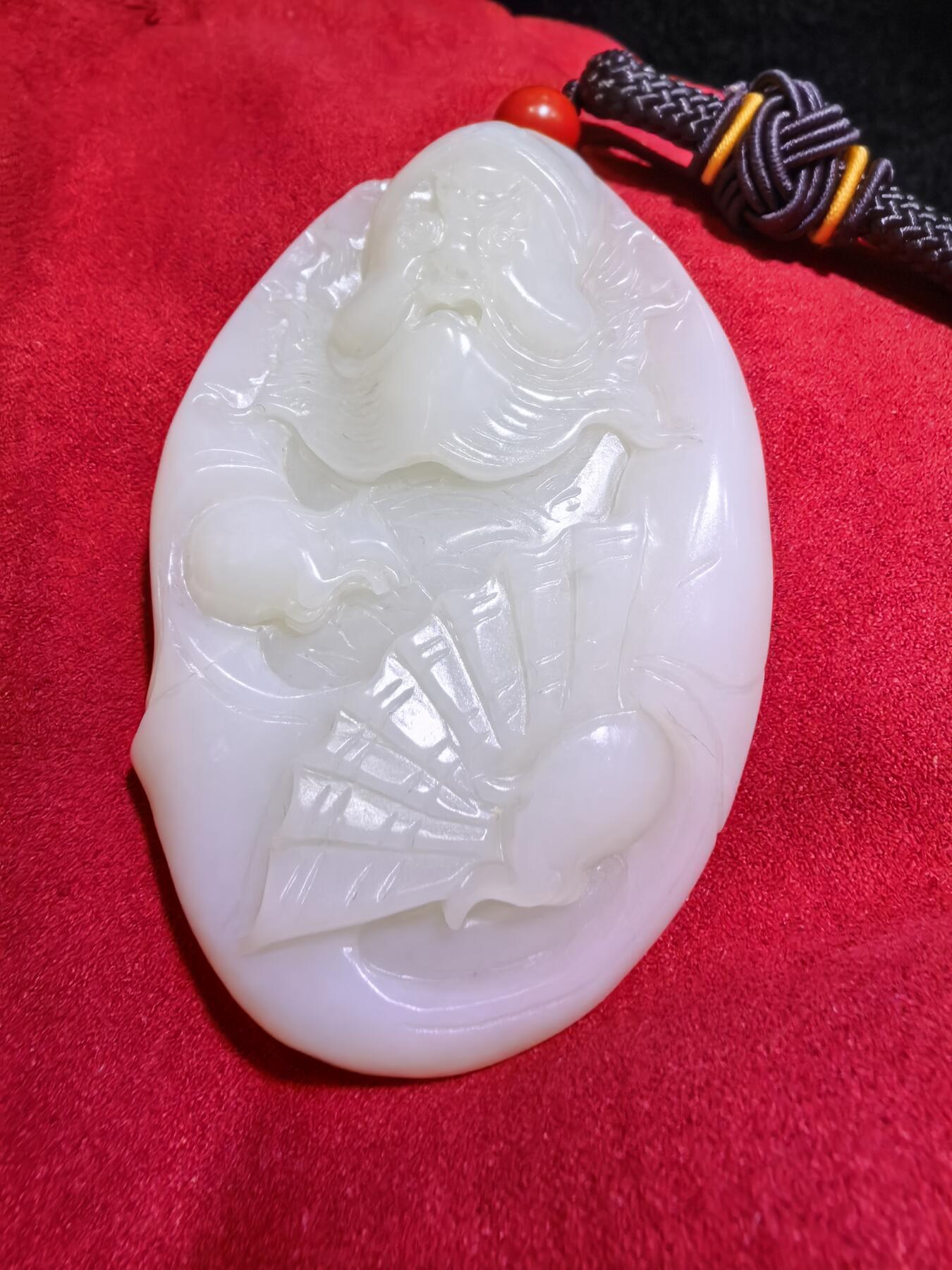 和田玉手把件男款钟馗散福，老油膏料。脂粉十足，背部一处天然水线非裂不断光，精雕细刻，油糯细腻。尺寸:80mm*53mm*20mm。克重:126.2