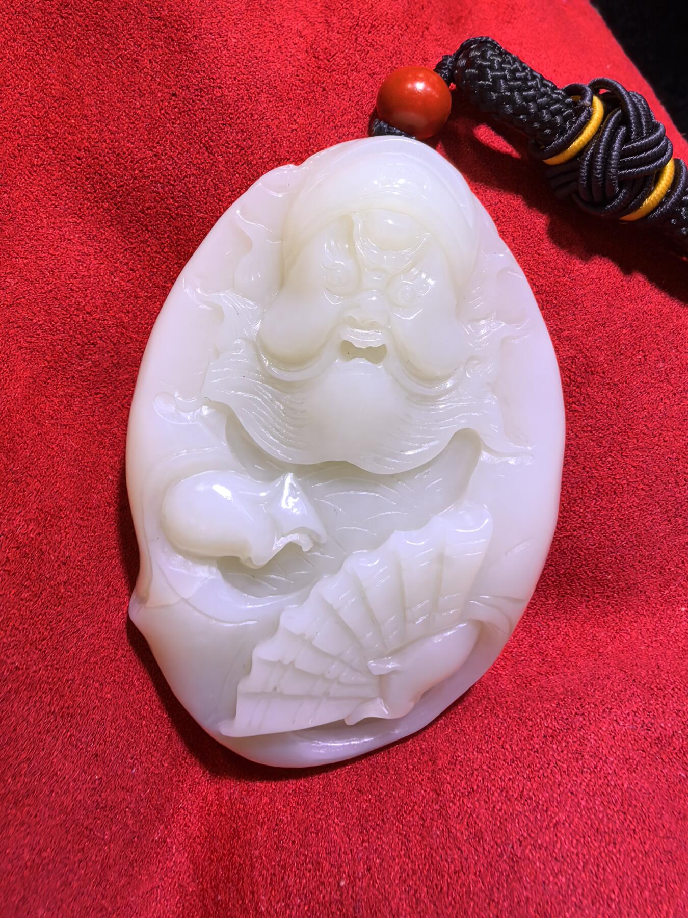 和田玉手把件男款钟馗散福，老油膏料。脂粉十足，背部一处天然水线非裂不断光，精雕细刻，油糯细腻。尺寸:80mm*53mm*20mm。克重:126.2