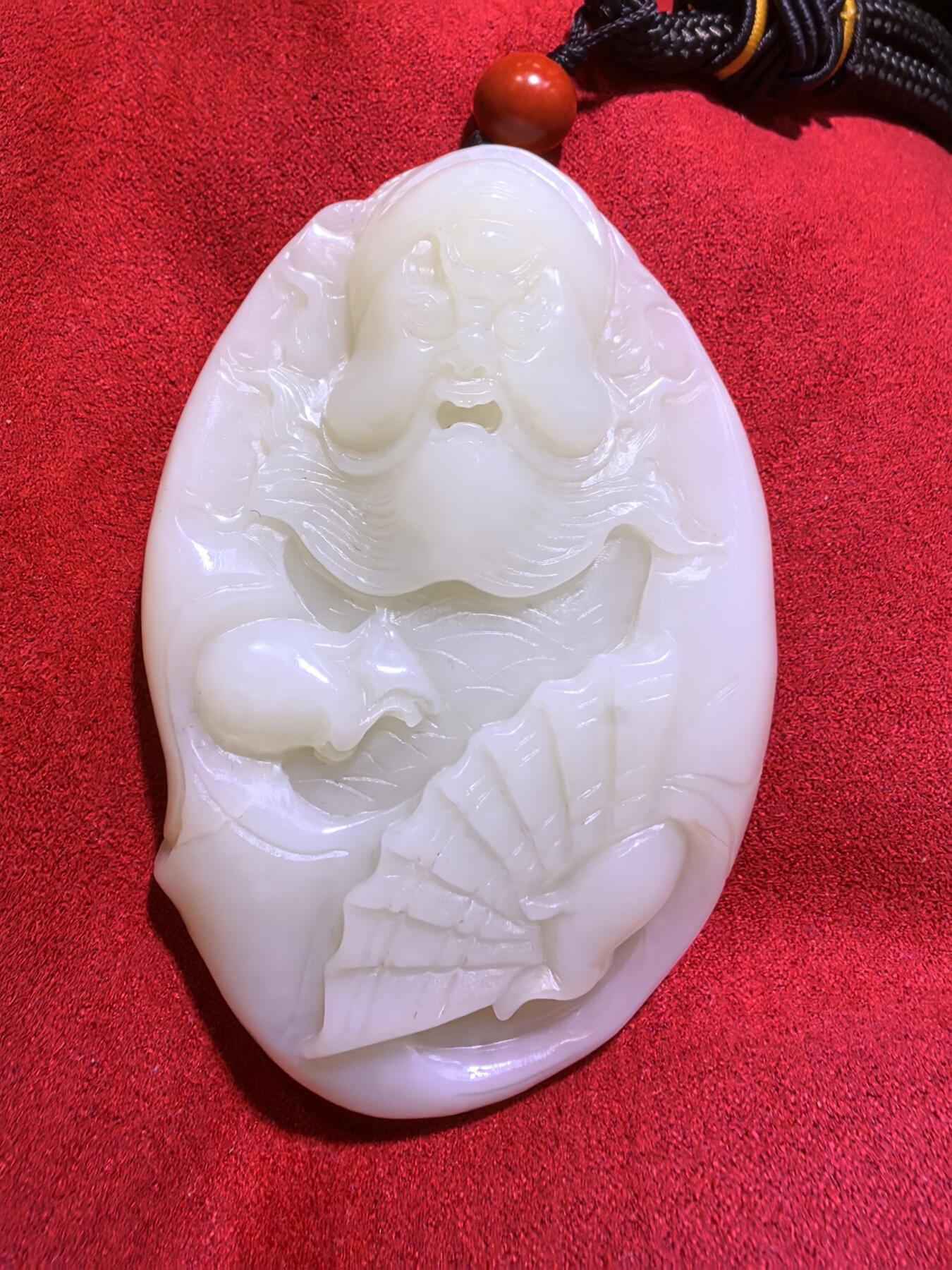 和田玉手把件男款钟馗散福，老油膏料。脂粉十足，背部一处天然水线非裂不断光，精雕细刻，油糯细腻。尺寸:80mm*53mm*20mm。克重:126.2