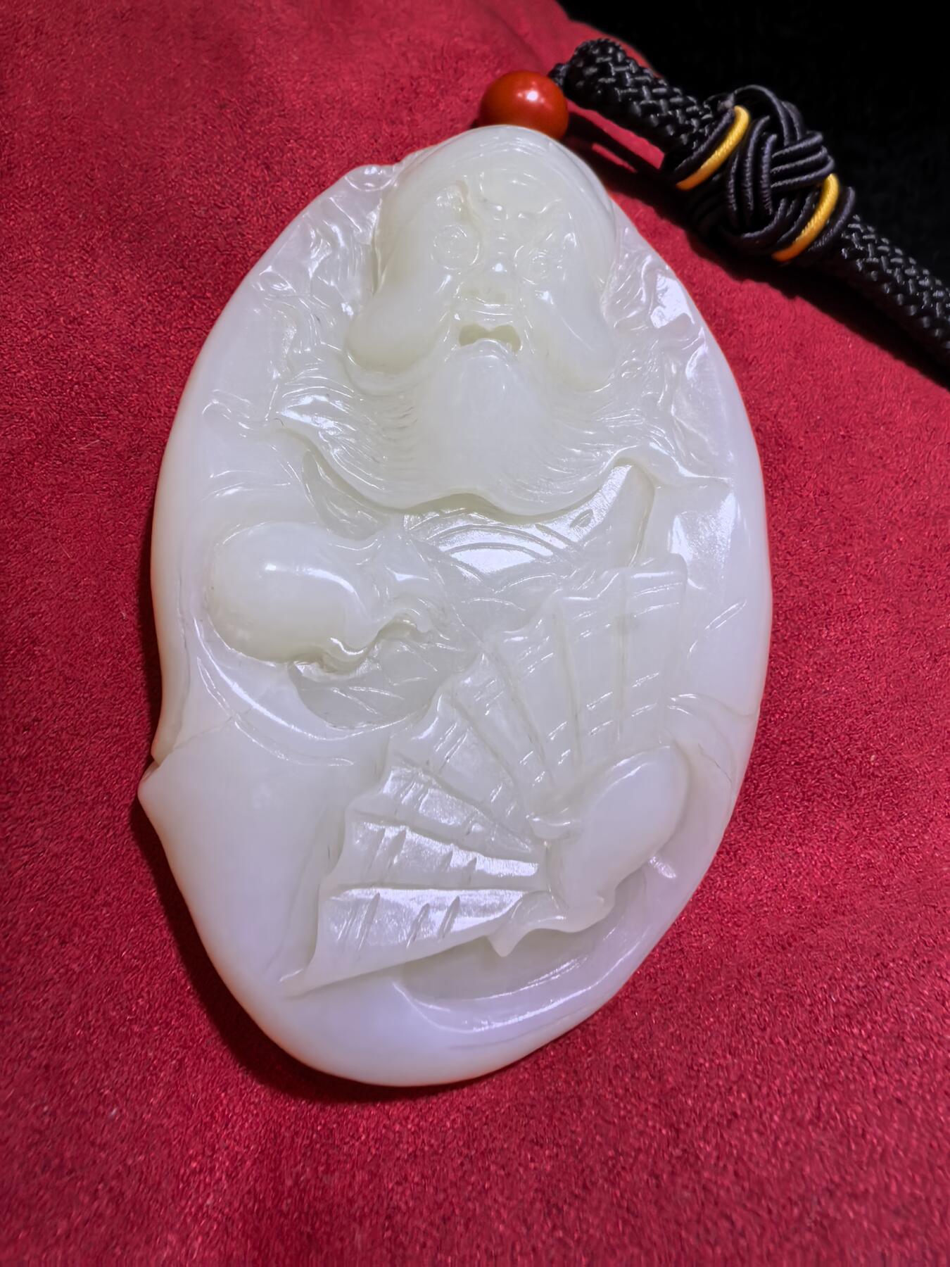 和田玉手把件男款钟馗散福，老油膏料。脂粉十足，背部一处天然水线非裂不断光，精雕细刻，油糯细腻。尺寸:80mm*53mm*20mm。克重:126.2
