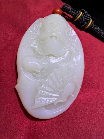 和田玉手把件男款钟馗散福，老油膏料。脂粉十足，背部一处天然水线非裂不断光，精雕细刻，油糯细腻。尺寸:80mm*53mm*20mm。克重:126.2