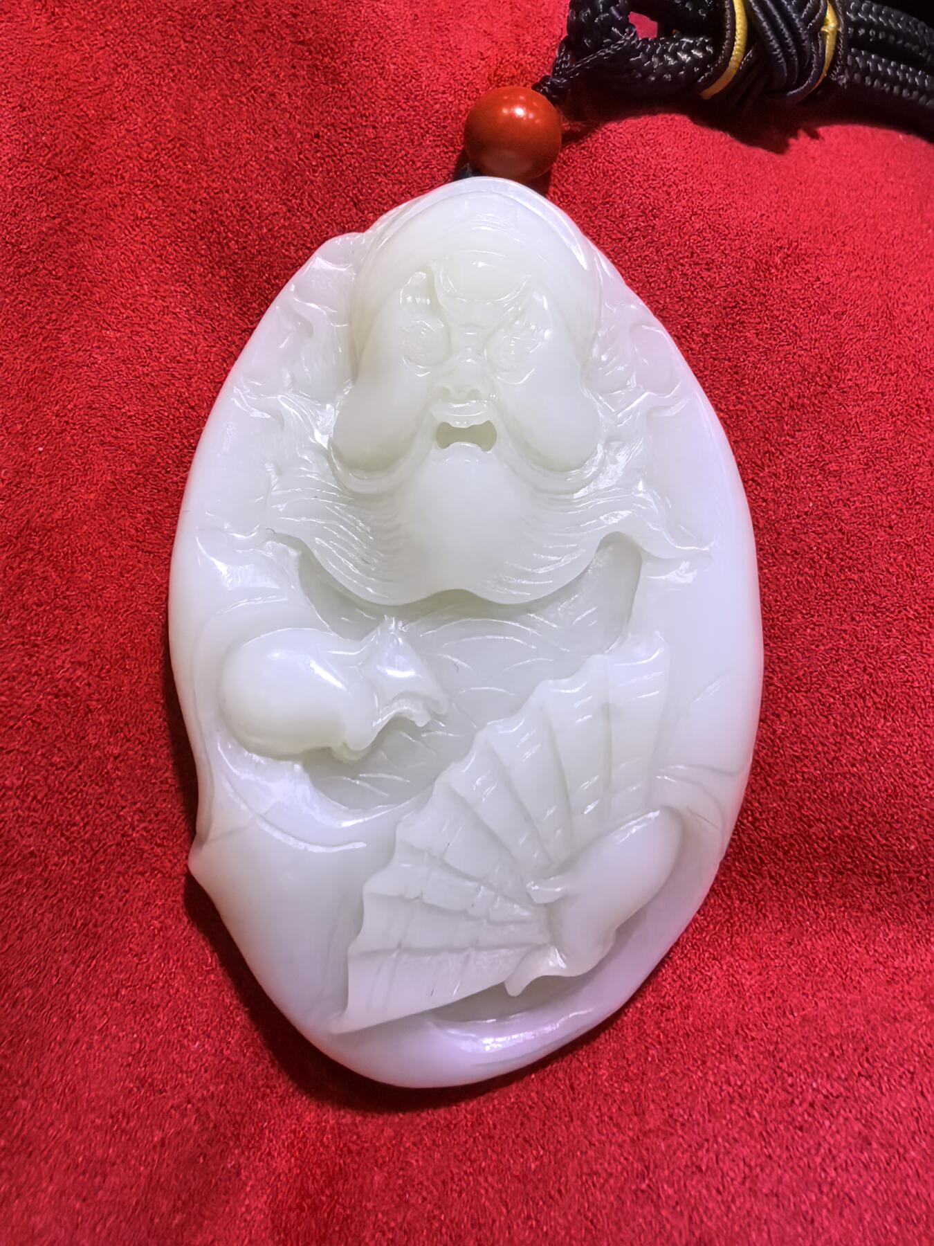 和田玉手把件男款钟馗散福，老油膏料。脂粉十足，背部一处天然水线非裂不断光，精雕细刻，油糯细腻。尺寸:80mm*53mm*20mm。克重:126.2
