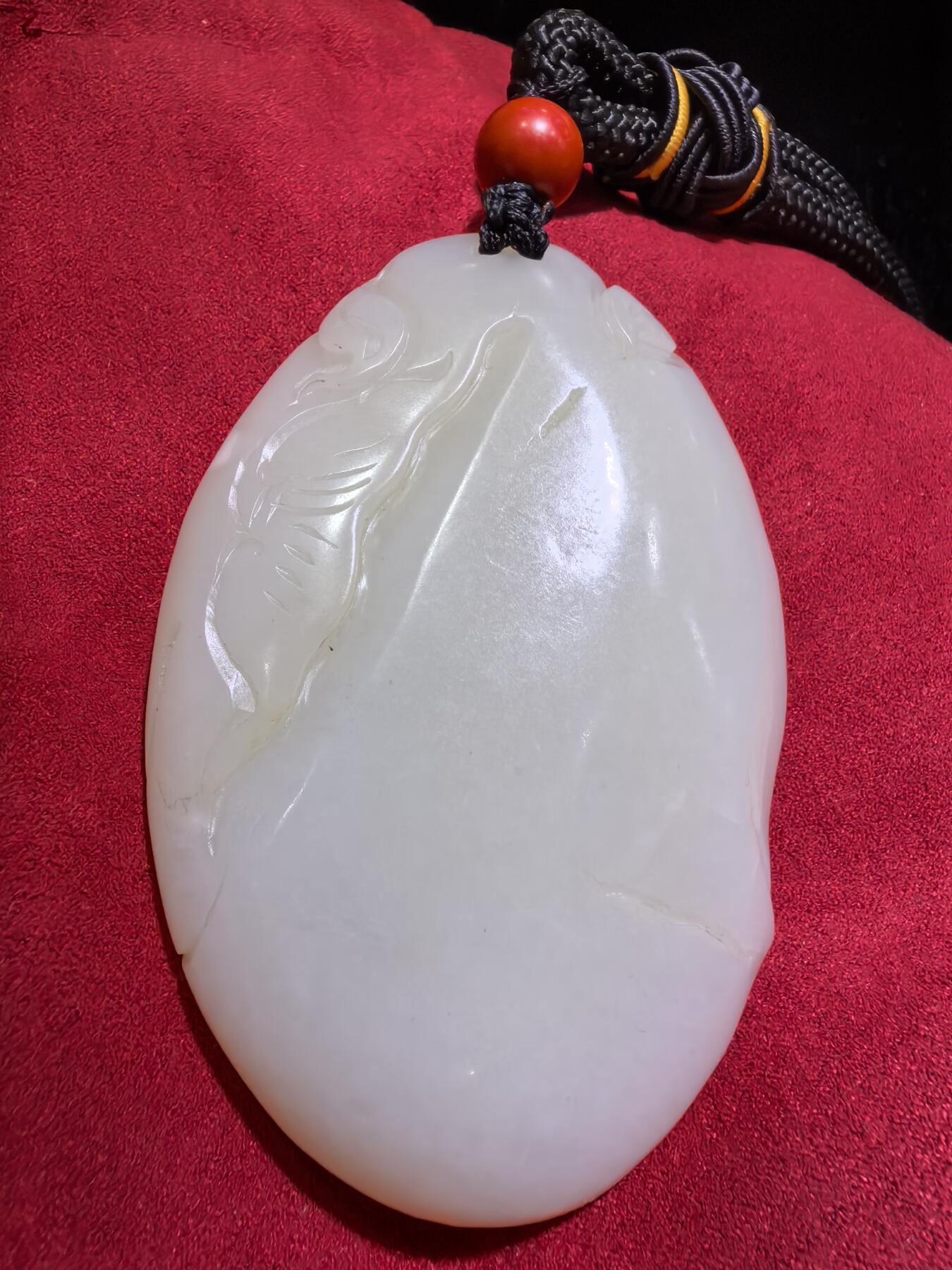 和田玉手把件男款钟馗散福，老油膏料。脂粉十足，背部一处天然水线非裂不断光，精雕细刻，油糯细腻。尺寸:80mm*53mm*20mm。克重:126.2