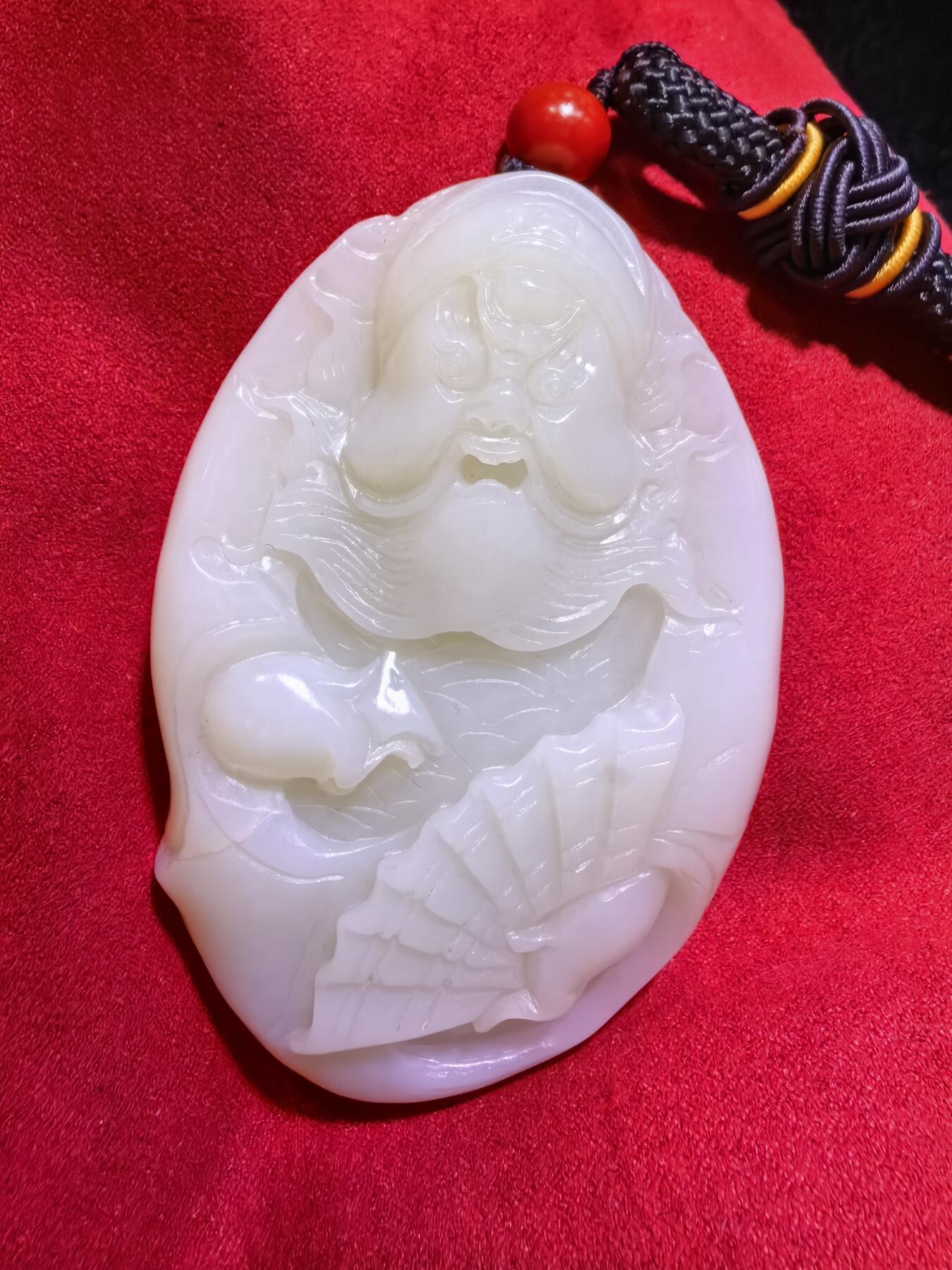 和田玉手把件男款钟馗散福，老油膏料。脂粉十足，背部一处天然水线非裂不断光，精雕细刻，油糯细腻。尺寸:80mm*53mm*20mm。克重:126.2