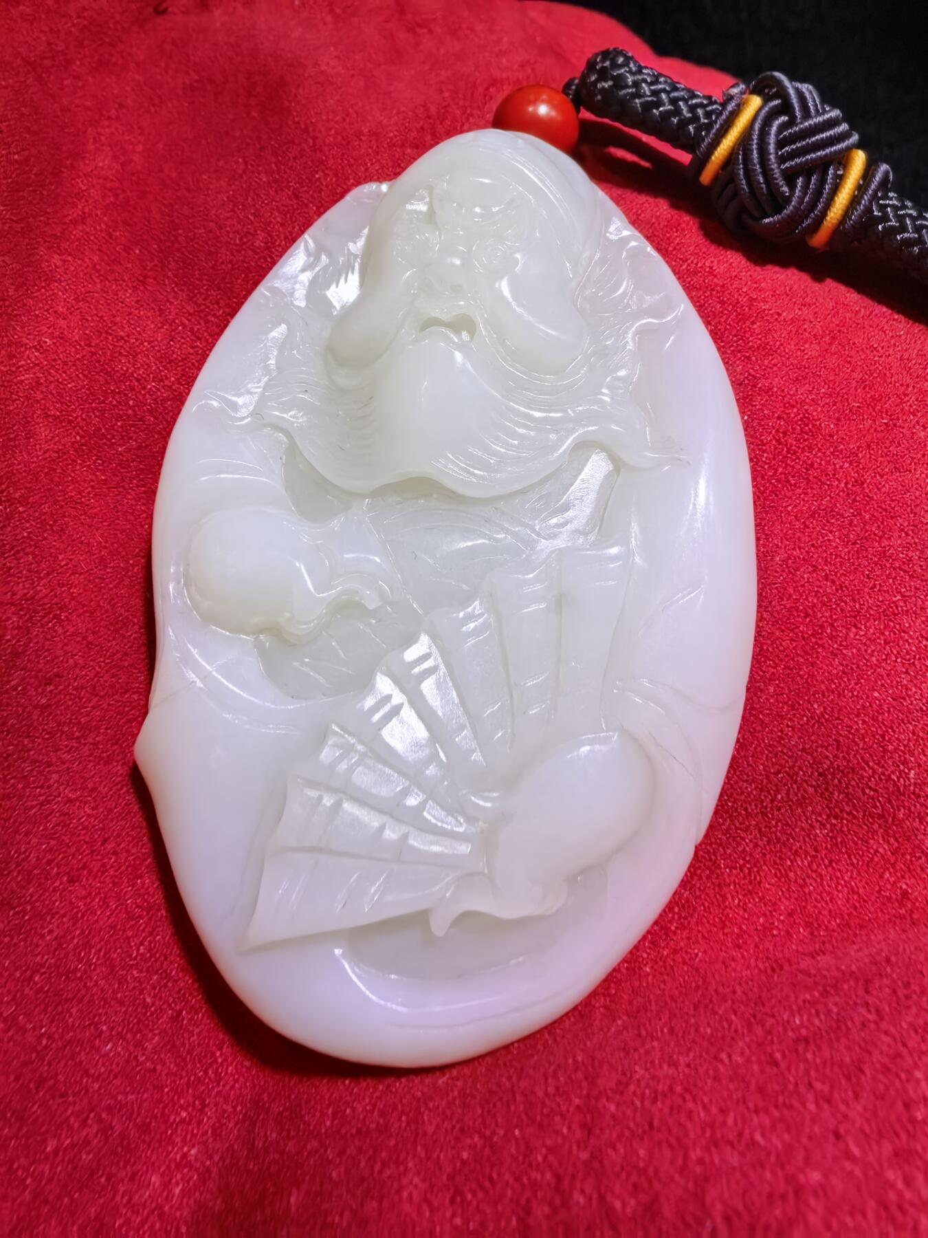 和田玉手把件男款钟馗散福，老油膏料。脂粉十足，背部一处天然水线非裂不断光，精雕细刻，油糯细腻。尺寸:80mm*53mm*20mm。克重:126.2