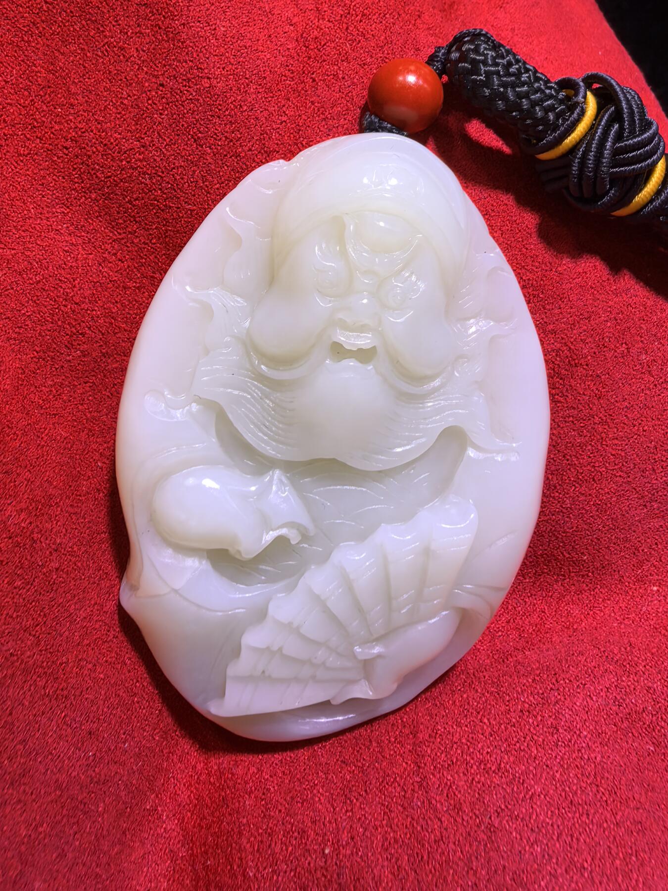 和田玉手把件男款钟馗散福，老油膏料。脂粉十足，背部一处天然水线非裂不断光，精雕细刻，油糯细腻。尺寸:80mm*53mm*20mm。克重:126.2