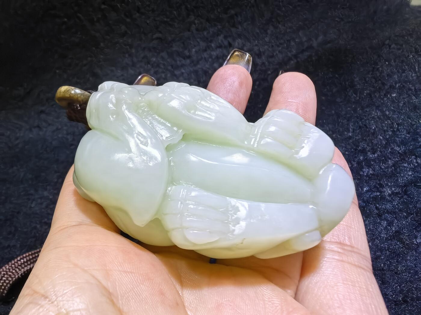 小年份新疆和田白玉貔貅男款手把件，玉质细腻，糯感十足，手推出油，纯手工雕刻，棱角处可见手工雕刻痕迹，招财纳福寓意吉祥，尺寸：6.0cm*高3.7cm*宽3.7cm。克重：114g