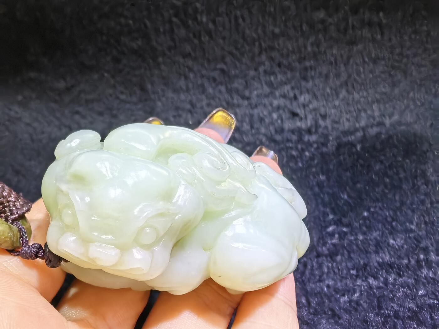 小年份新疆和田白玉貔貅男款手把件，玉质细腻，糯感十足，手推出油，纯手工雕刻，棱角处可见手工雕刻痕迹，招财纳福寓意吉祥，尺寸：6.0cm*高3.7cm*宽3.7cm。克重：114g