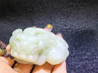 小年份新疆和田白玉貔貅男款手把件，玉质细腻，糯感十足，手推出油，纯手工雕刻，棱角处可见手工雕刻痕迹，招财纳福寓意吉祥，尺寸：6.0cm*高3.7cm*宽3.7cm。克重：114g