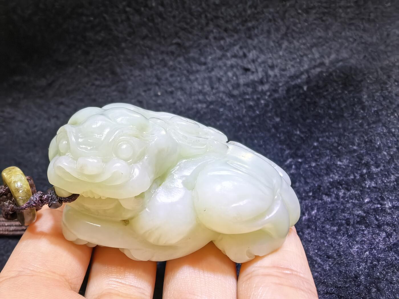 小年份新疆和田白玉貔貅男款手把件，玉质细腻，糯感十足，手推出油，纯手工雕刻，棱角处可见手工雕刻痕迹，招财纳福寓意吉祥，尺寸：6.0cm*高3.7cm*宽3.7cm。克重：114g