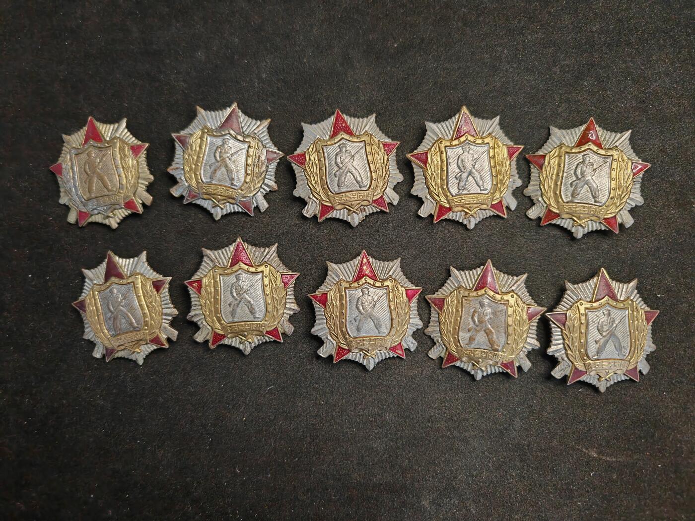 这是朝鲜的二级战士荣誉勋章，1950年设立，主要授予在战斗中立功的士兵、士官等人员，体现了勋章的荣誉内涵。