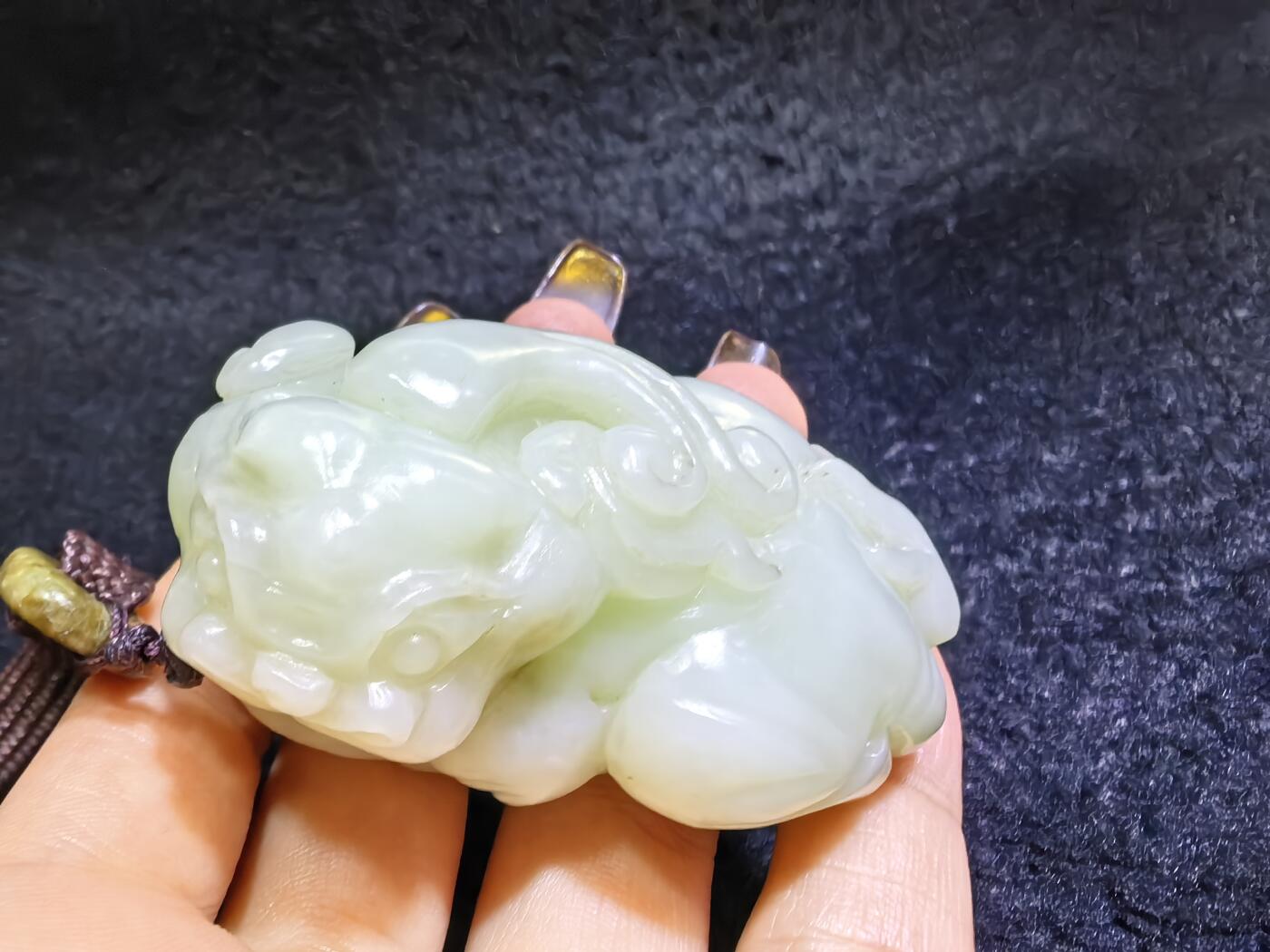 小年份新疆和田白玉貔貅男款手把件，玉质细腻，糯感十足，手推出油，纯手工雕刻，棱角处可见手工雕刻痕迹，招财纳福寓意吉祥，尺寸：6.0cm*高3.7cm*宽3.7cm。克重：114g