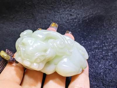 小年份新疆和田白玉貔貅男款手把件，玉质细腻，糯感十足，手推出油，纯手工雕刻，棱角处可见手工雕刻痕迹，招财纳福寓意吉祥，尺寸：6.0cm*高3.7cm*宽3.7cm。克重：114g