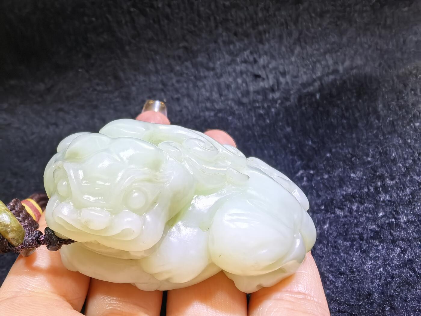 小年份新疆和田白玉貔貅男款手把件，玉质细腻，糯感十足，手推出油，纯手工雕刻，棱角处可见手工雕刻痕迹，招财纳福寓意吉祥，尺寸：6.0cm*高3.7cm*宽3.7cm。克重：114g