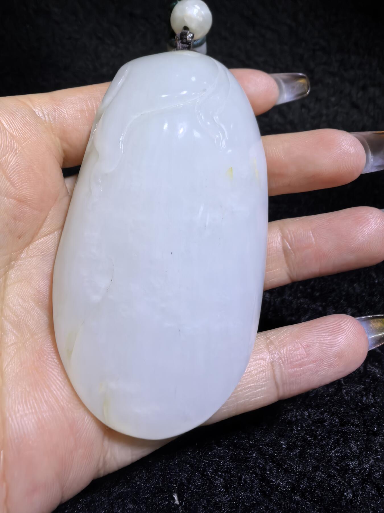 新疆和田白玉男款手把件弥勒佛，玉质油润，精雕细刻，零星洒金！微结构。尺寸:74mm*42mm*28mm克重:120.6g自带国检证书